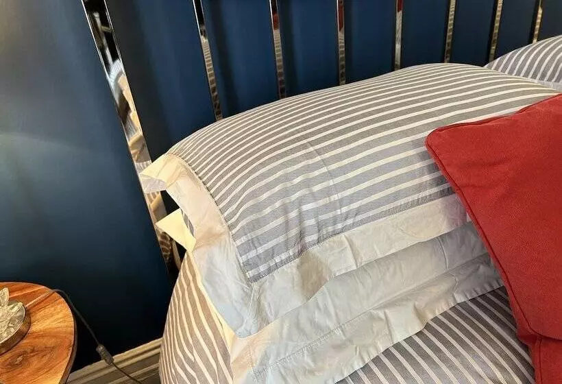 Majatalo Worth House