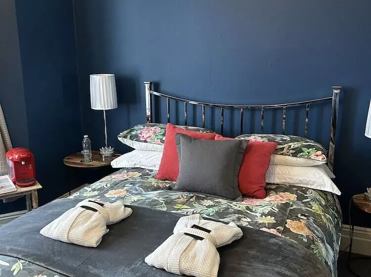 Majatalo Worth House