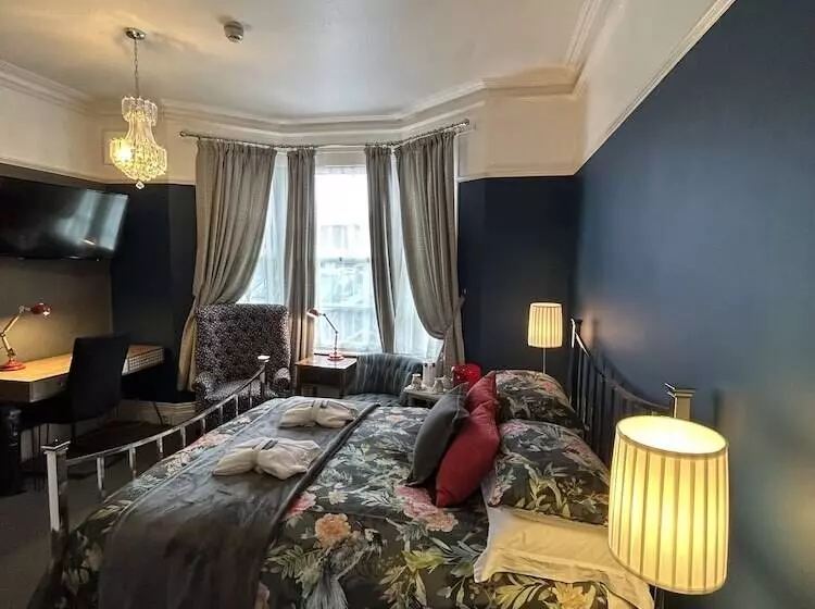 Majatalo Worth House