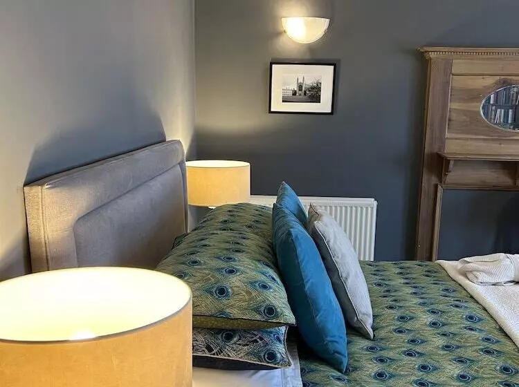 Majatalo Worth House