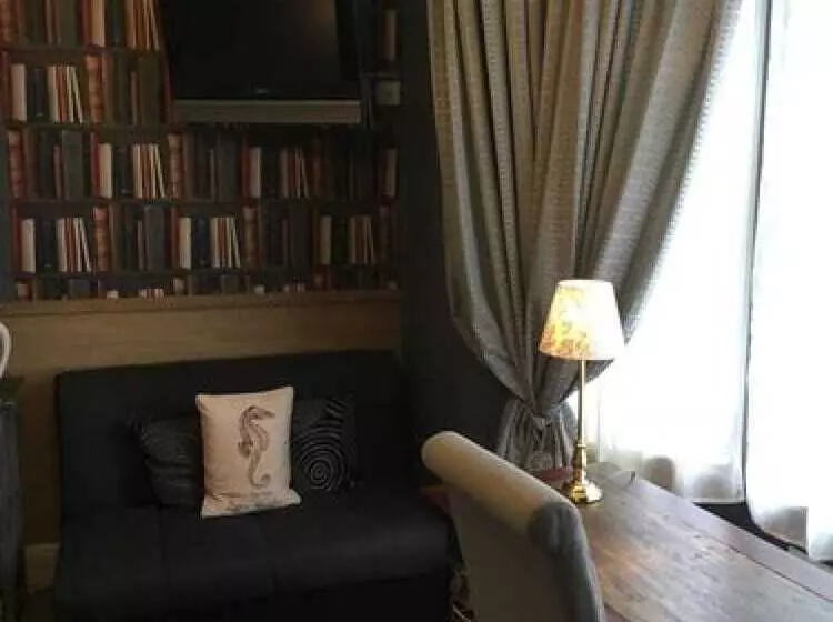 Majatalo Worth House