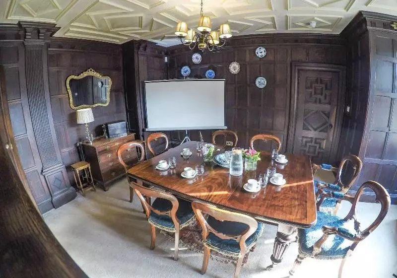 Abbots Oak Manor