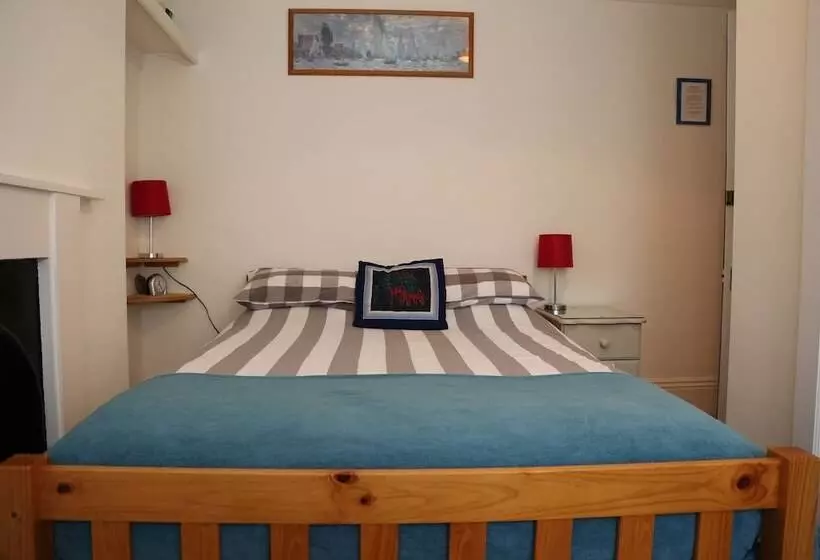 تختخواب و صبحانه Acorns Guest House