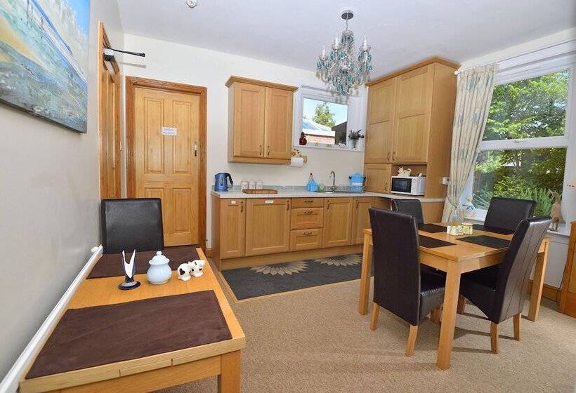 Bed and Breakfast Home From Home Guesthouse