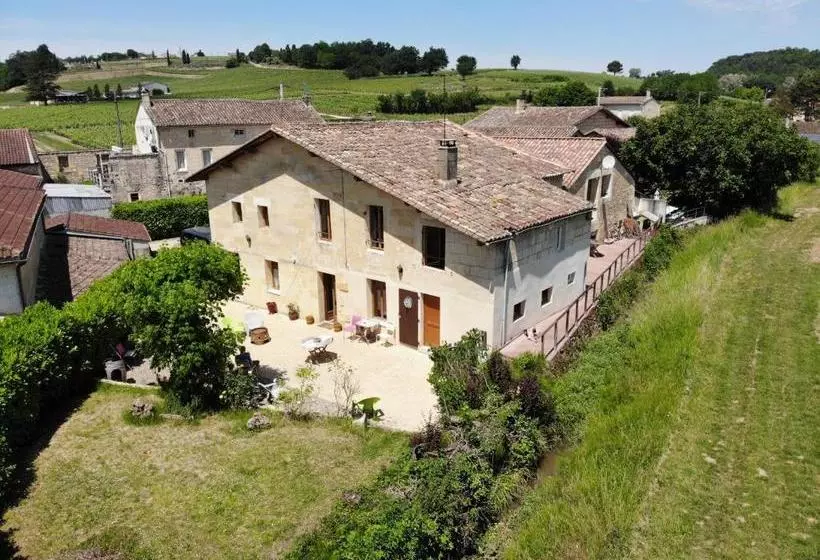 تختخواب و صبحانه La Petite Madeleine