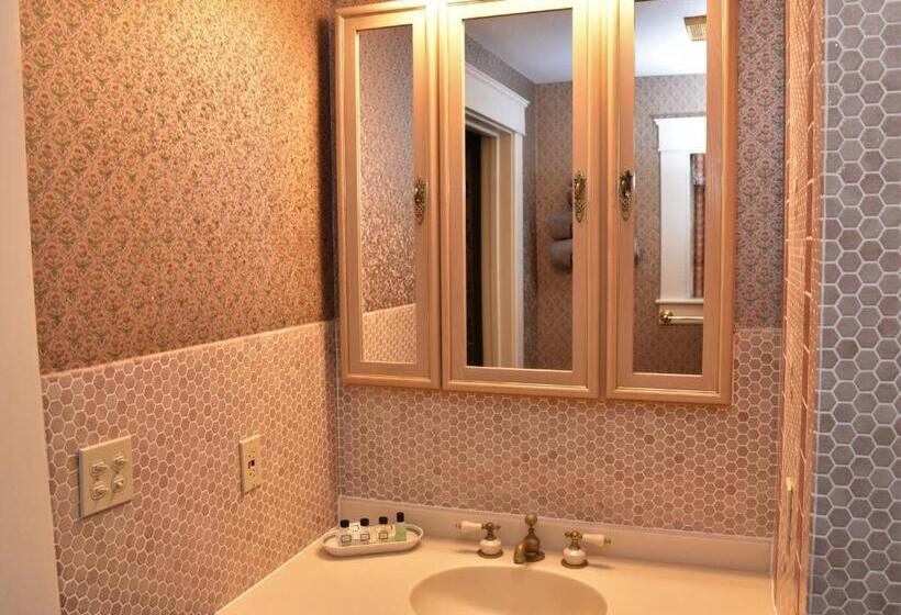 Grand Colonial Bed And Breakfast