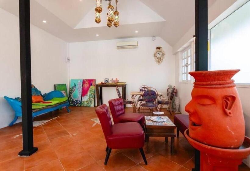 هتل Yellow Lamoon