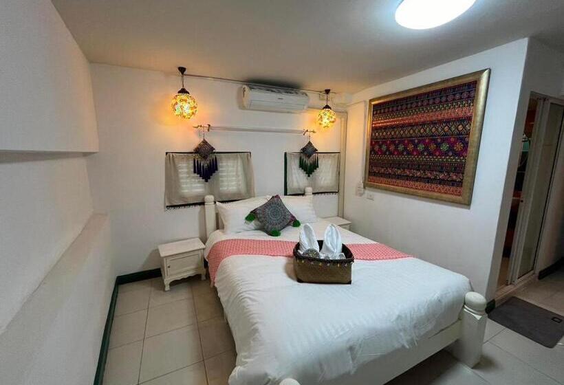 هتل Yellow Lamoon