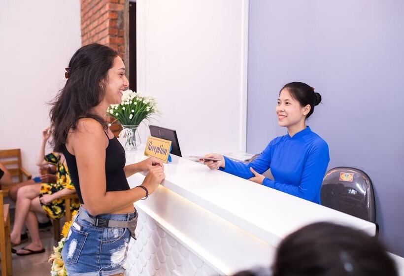 Shark Hotel   Hostel