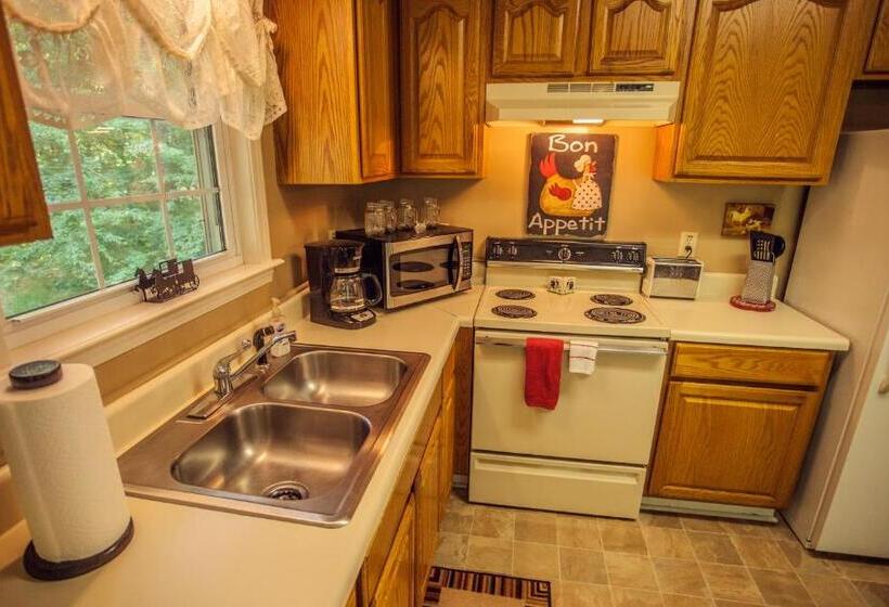 Nolichuckey Bluffs Bed & Breakfast Cabins