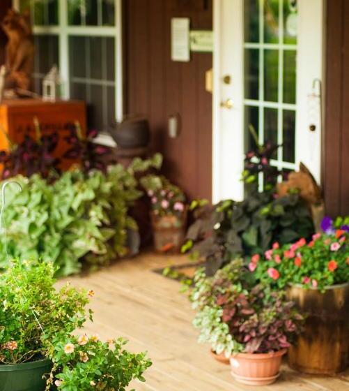 Nolichuckey Bluffs Bed & Breakfast Cabins