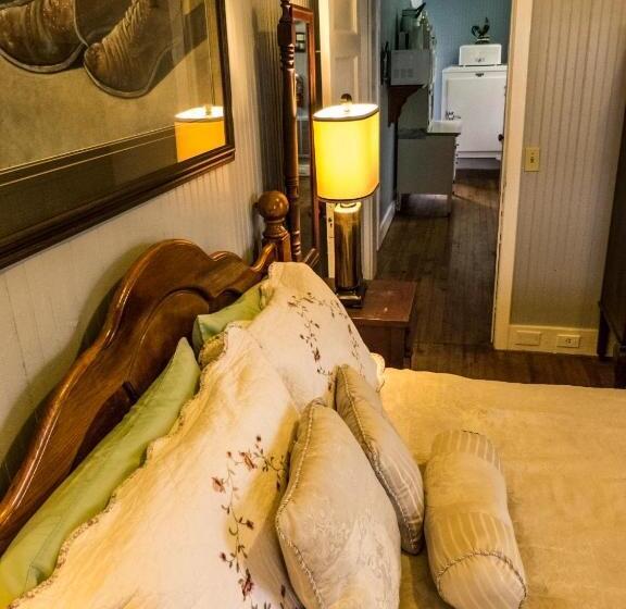 Nolichuckey Bluffs Bed & Breakfast Cabins