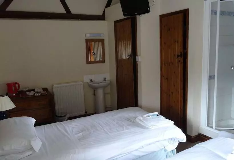 Halfway House Inn & Cottages