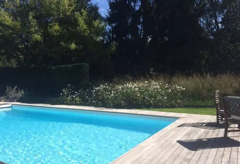 تختخواب و صبحانه Les Glycines