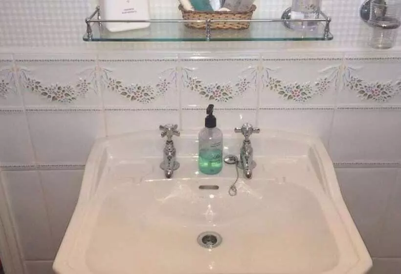 Hillcrest House Bed & Breakfast