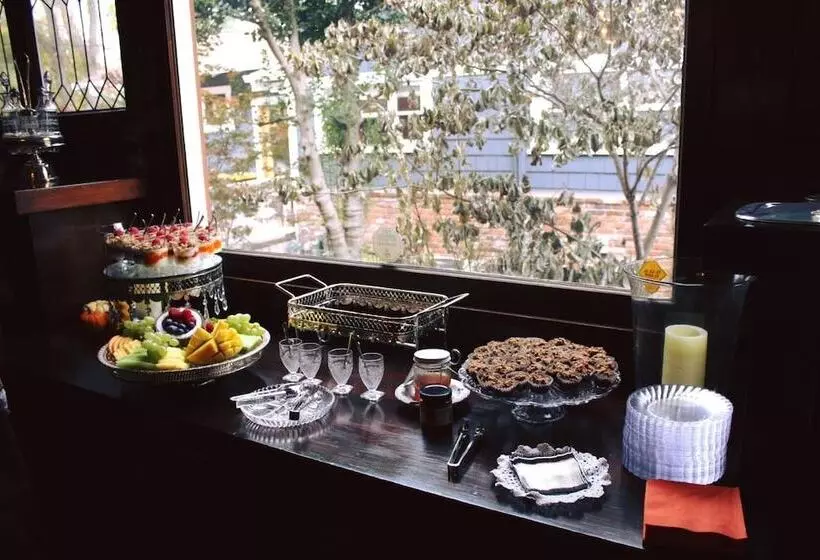 Lady Geneva Bed & Breakfast