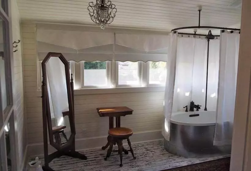Lady Geneva Bed & Breakfast