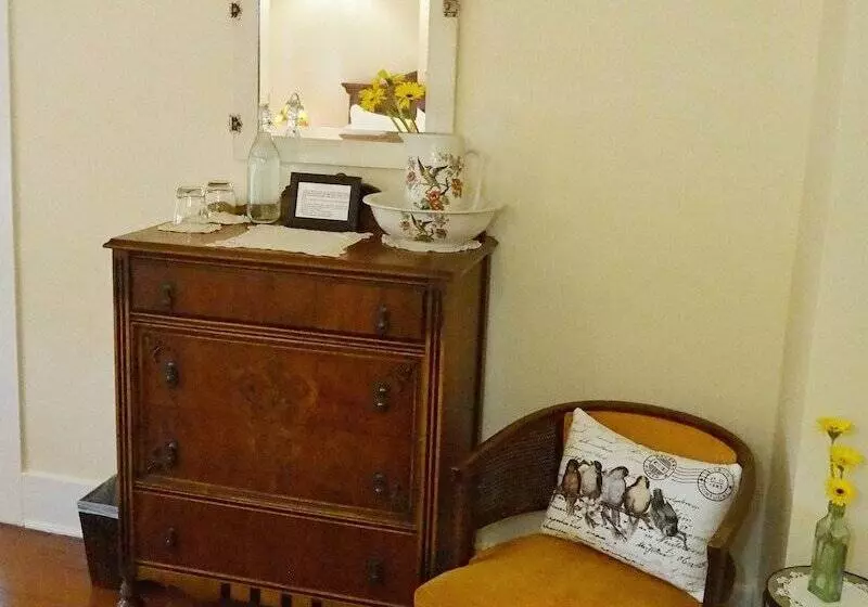 Lady Geneva Bed & Breakfast