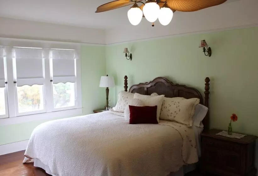 Lady Geneva Bed & Breakfast