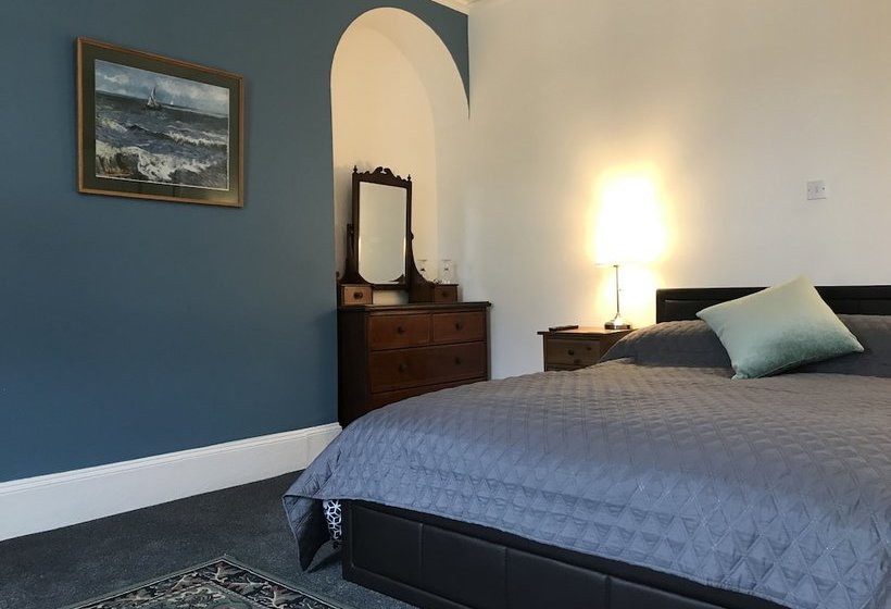 Pensió Lynwood House