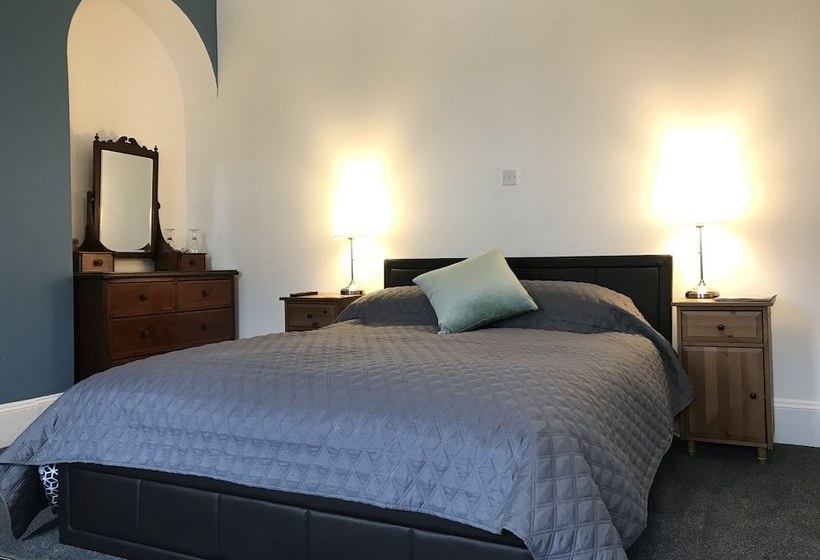 Pensió Lynwood House