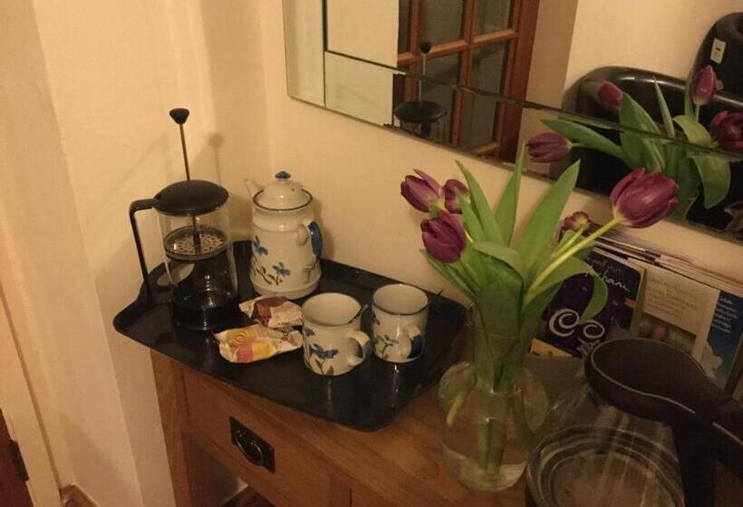 تختخواب و صبحانه The Snug @ Corry Cottage