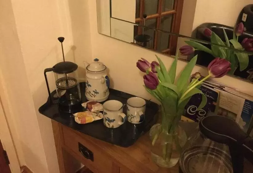 تختخواب و صبحانه The Snug @ Corry Cottage