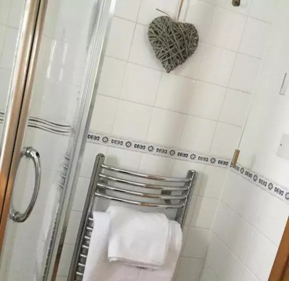 تختخواب و صبحانه The Snug @ Corry Cottage