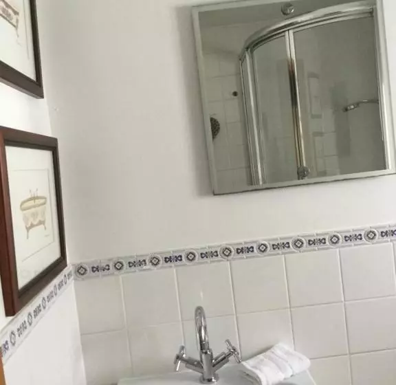 تختخواب و صبحانه The Snug @ Corry Cottage