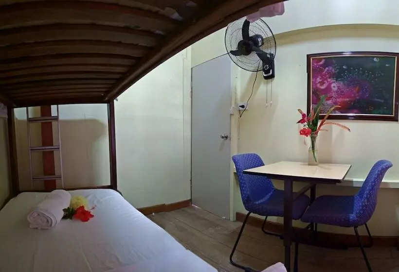 پانسیون Treetops Lodge