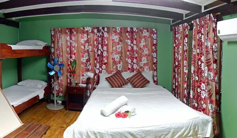 پانسیون Treetops Lodge