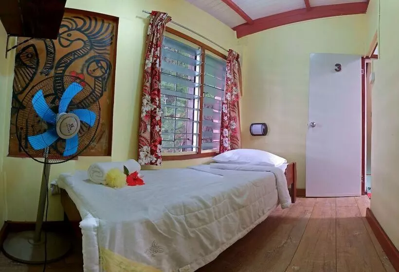 پانسیون Treetops Lodge