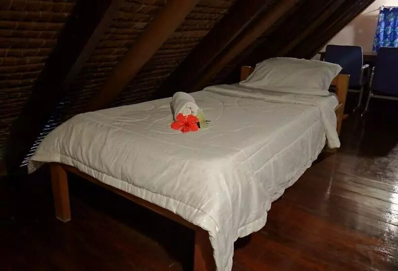 پانسیون Treetops Lodge
