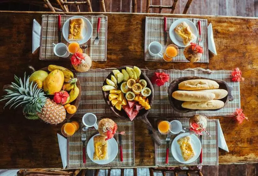 پانسیون Treetops Lodge