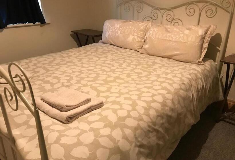 Hostal Rose And Crown At Redmarley