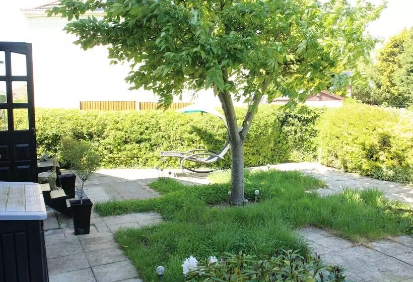 Hostelli The Crown Lodge & Restaurant