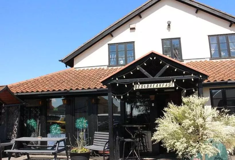 Hostelli The Crown Lodge & Restaurant