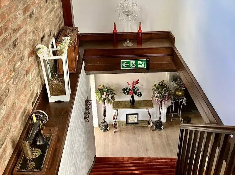 Hostelli The Crown Lodge & Restaurant