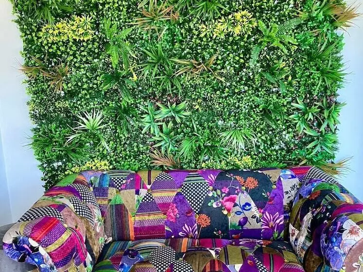 Hostelli The Crown Lodge & Restaurant