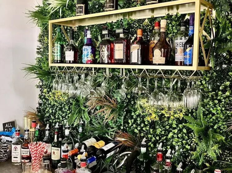 Hostelli The Crown Lodge & Restaurant