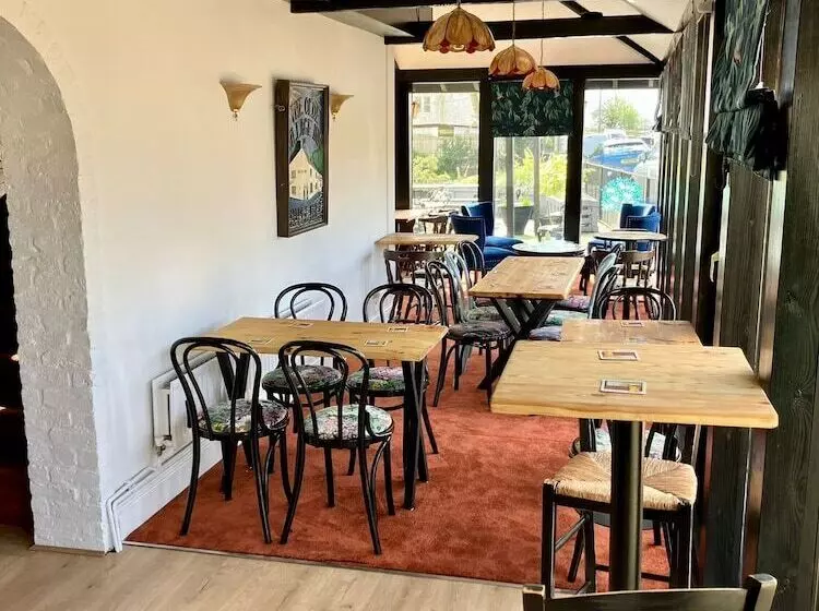 Hostelli The Crown Lodge & Restaurant