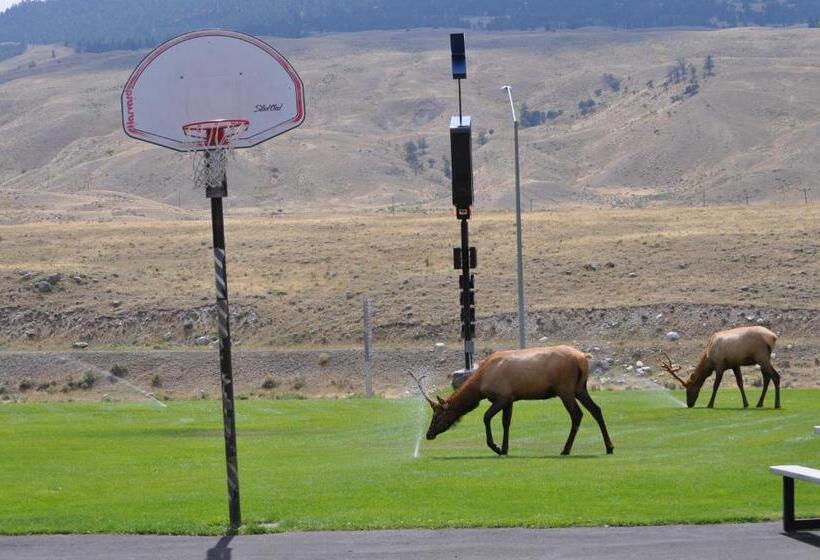 בית מלון כפרי Yellowstone Village Inn And Suites