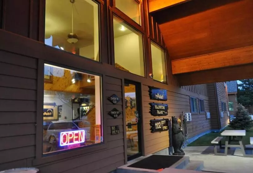 هتل Yellowstone Village Inn And Suites
