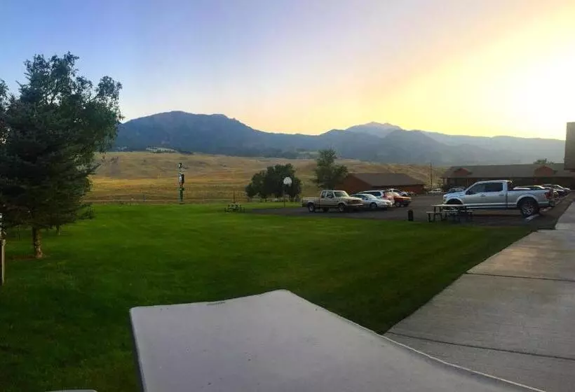 هتل Yellowstone Village Inn And Suites