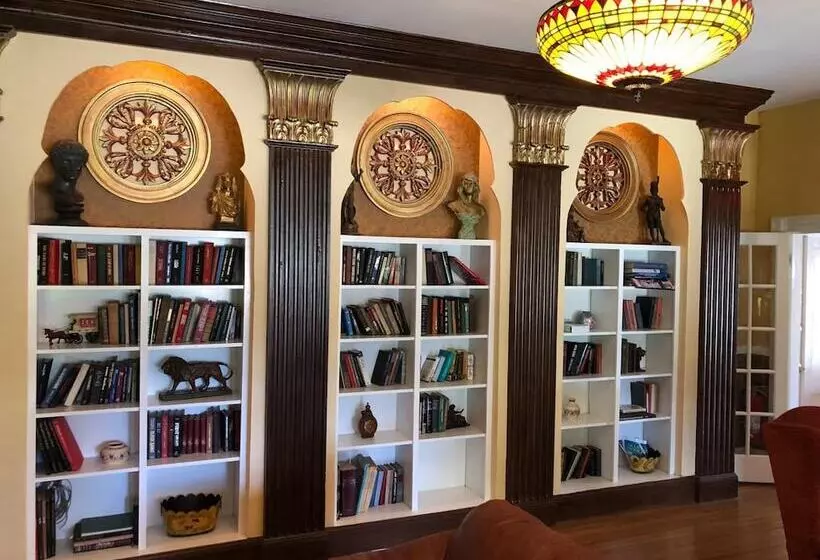 پانسیون Central House Inn