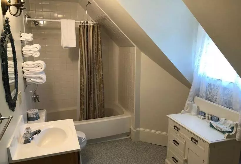 پانسیون Central House Inn