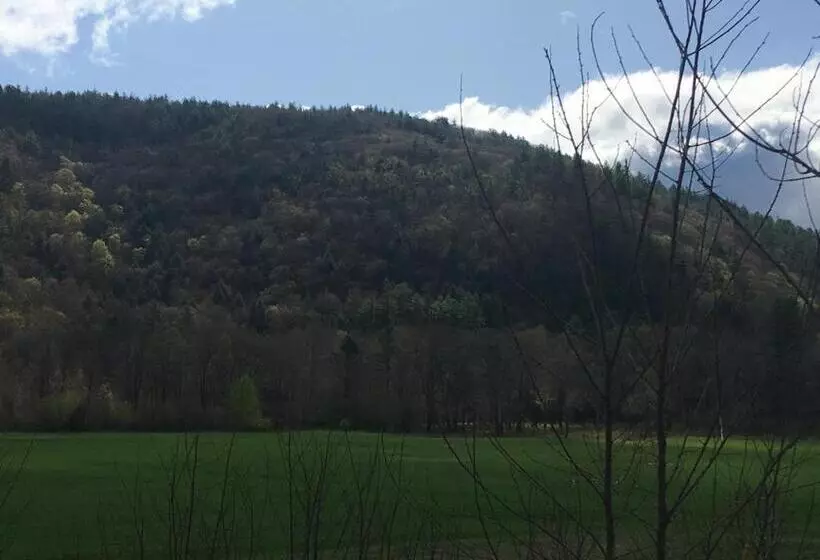 Hotelli The Lodge At West River