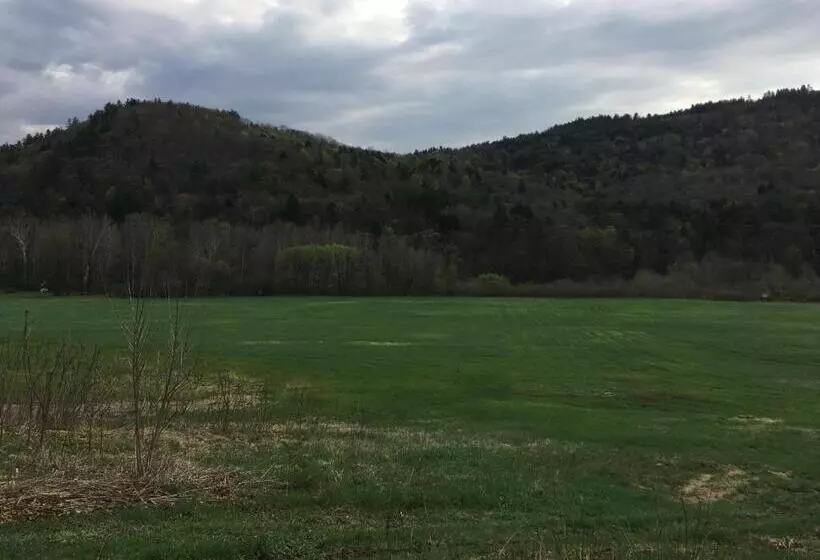 Hotelli The Lodge At West River