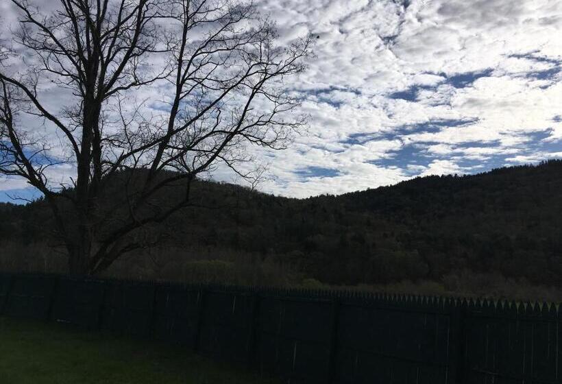 ホテル The Lodge At West River