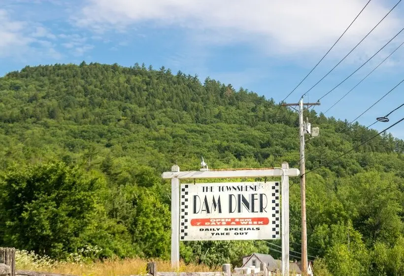 ホテル The Lodge At West River
